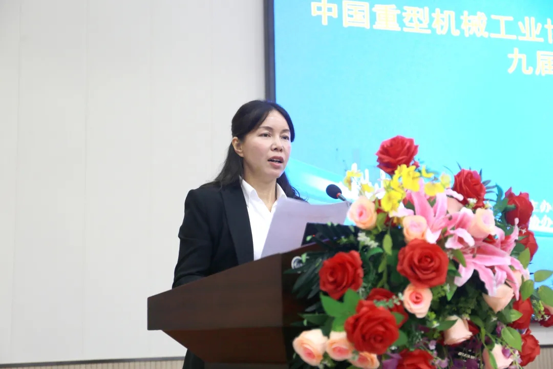 苗紅宣讀《關于表彰2019年度優(yōu)秀橋、門式起重機生產企業(yè)的決定》